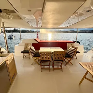 Botel Floatinn Boat-bnb, Genf